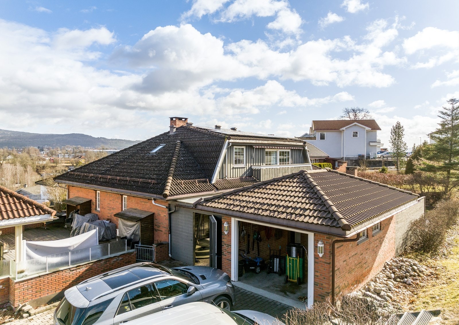 Boligen har solcellepanel montert i 2020, og drenering på sørside er fra 2021. Galleribilde