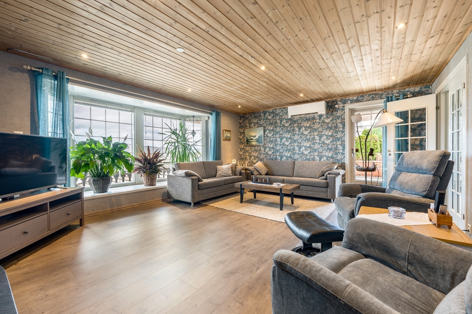 Boligen har en lys og åpen stue med stort karnappvindu som tilfører rikelig med dagslys og gir en fantastisk utsikt mot Falkum og Vealøs. Galleribilde