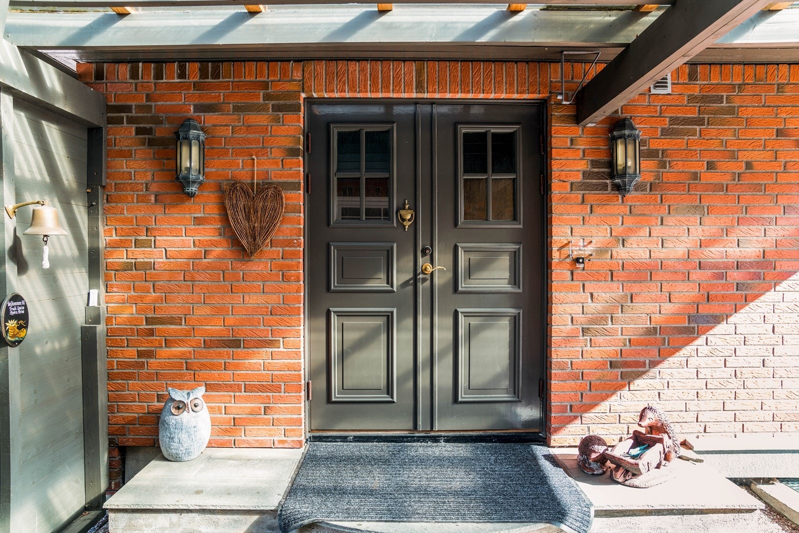 Boligen har en staselig dobbel inngangsdør. Galleribilde