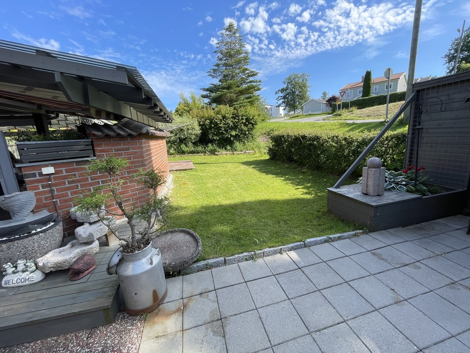 Koselig uteplass med plen Galleribilde