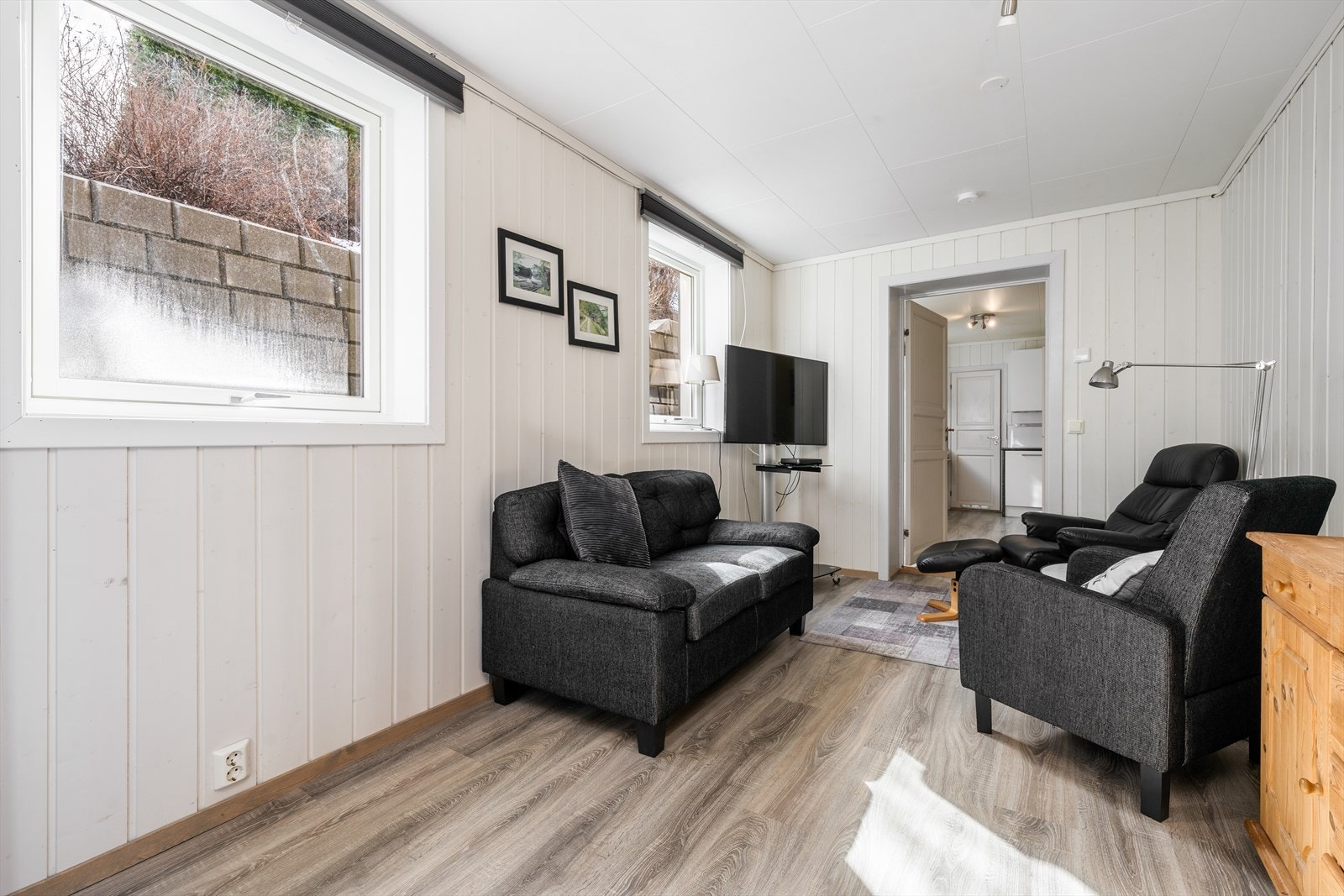 Stue hybel 1. Hyblene i sokkeletasjen er innredet og omgjort uten at dette er søkt om og uten at nødvendig godkjennelse er gitt av kommunen. Galleribilde