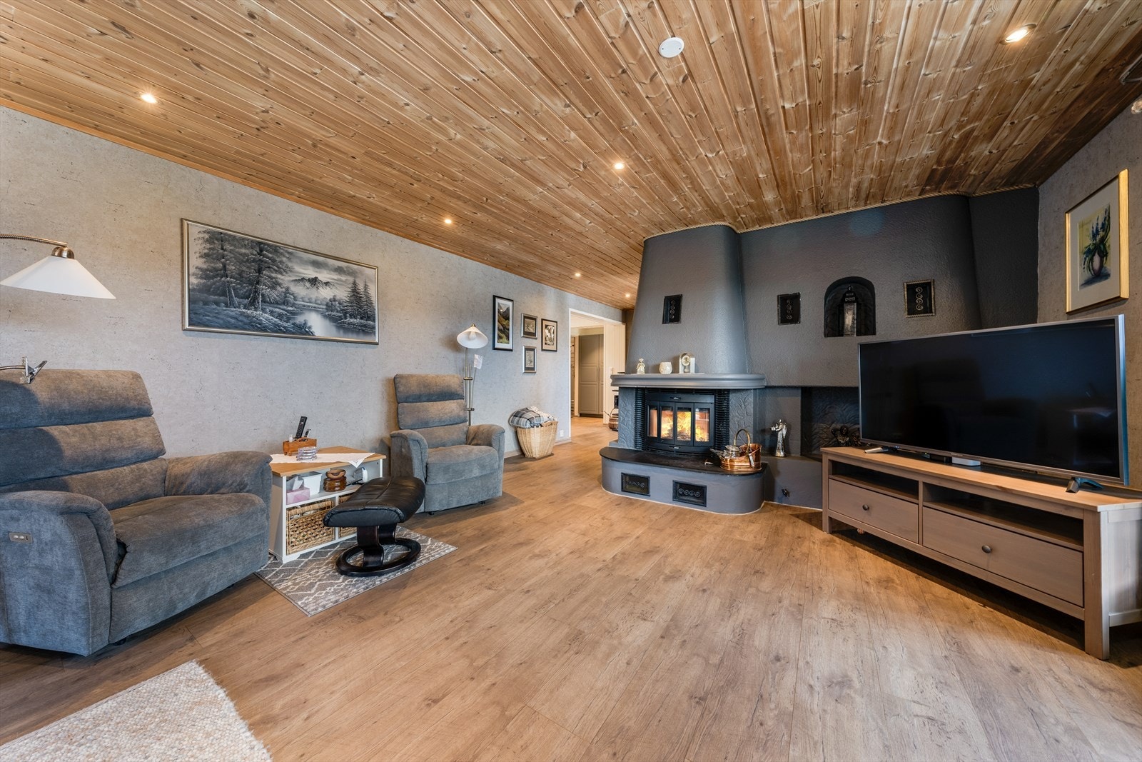 Stuen har en flott peis med vakre detaljer hvor peisinnsatsen er ny i 2018. Galleribilde