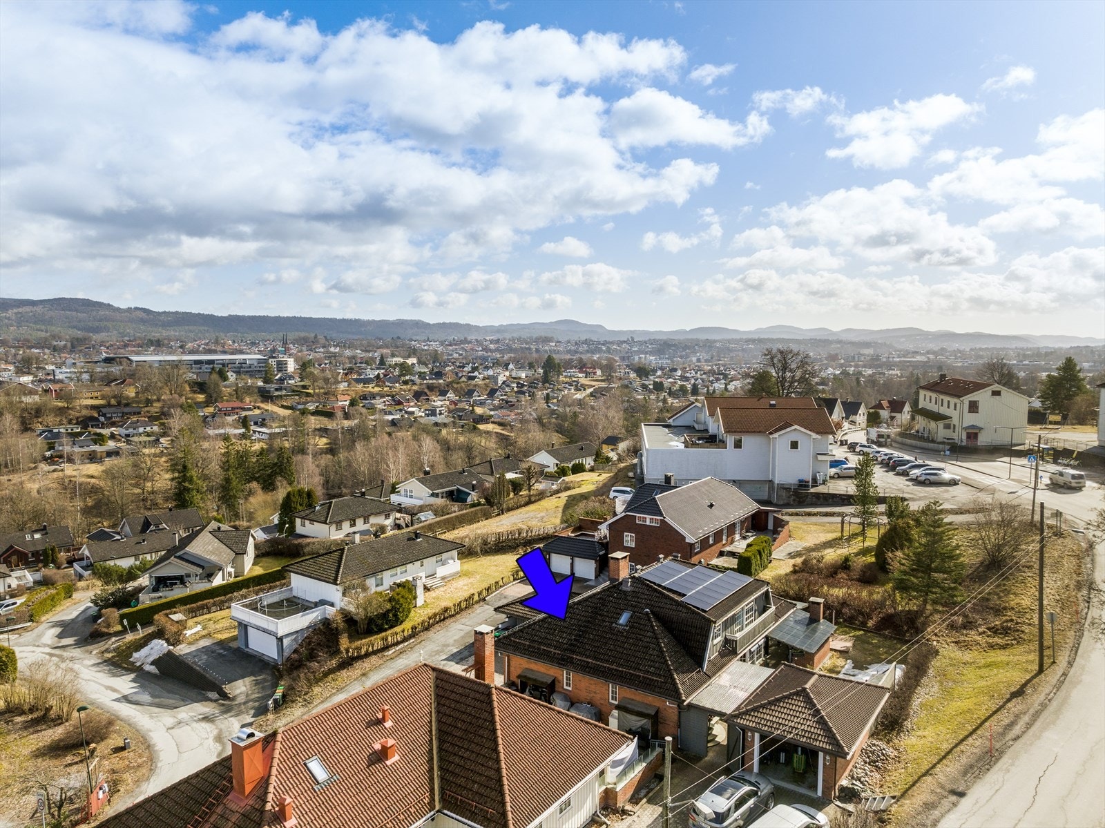 Det er kort vei til barnehage, barneskole og lekeplass, Oasen skole Grenland samt idrettsanlegg på Gulset. Galleribilde