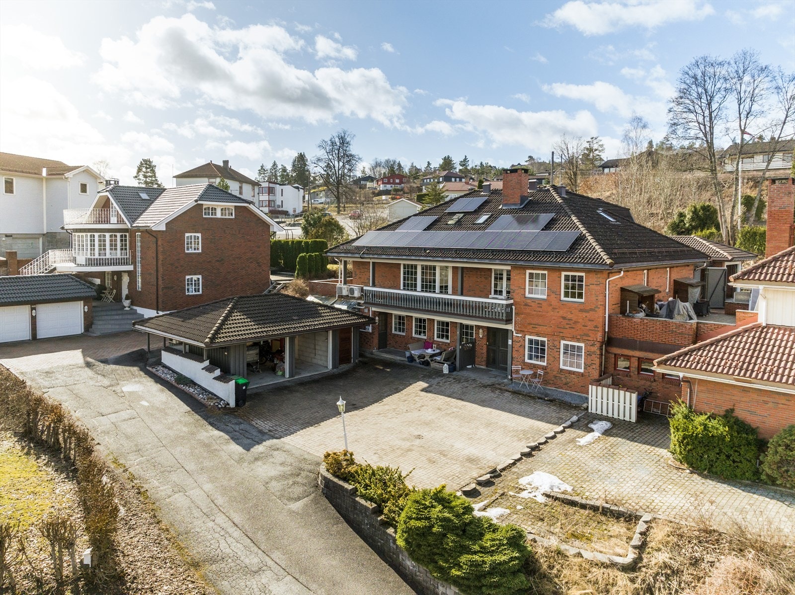 Boligen fremstår som innholdsrik og romslig og med flott utsikt ned mot Falkum og over til Vealøs. Hovedboligen er på 1-1/2 etasje, mens det i sokkeletasjen er etablert 3 hybler. Galleribilde
