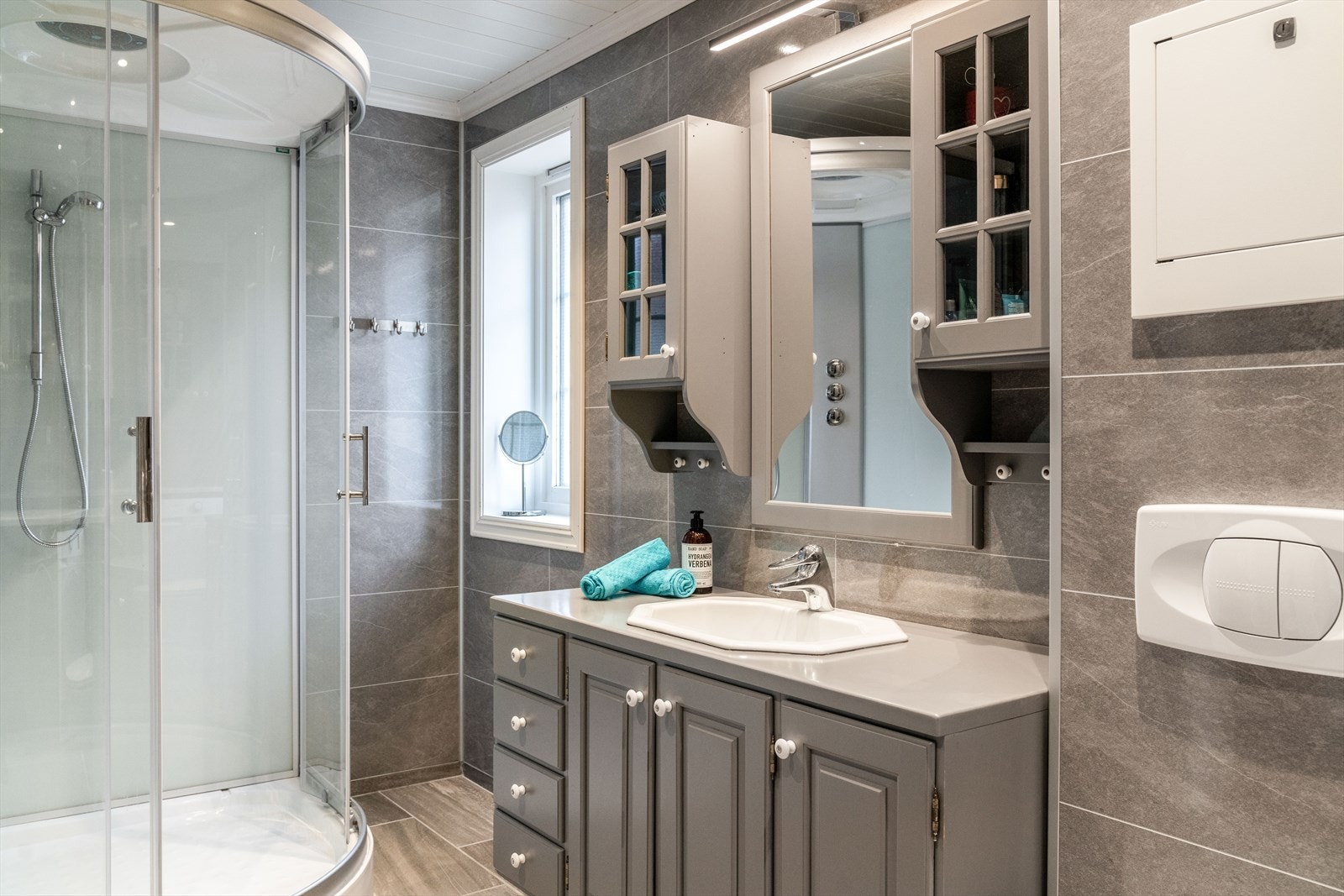 Badet er også innredet med dusjkabinett og vegghengt toalett. Galleribilde