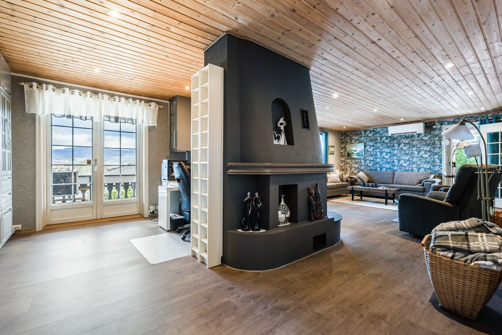 Deler av den åpne stuen er innredet som hjemmekontor, og også her er det utgang til terrassen med den flotte østvendte utsikten. Galleribilde