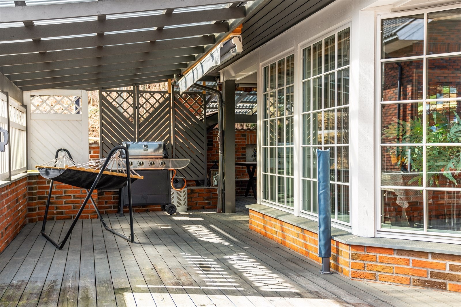 Terrassen ligger godt skjermet for vær, vind og innsyn. Galleribilde