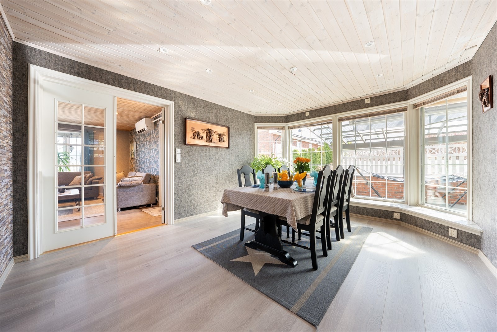 Spisestuen med sin fine utforming har store vindusflater og plass til et romslig møblement. Doble glassdører inn til stuen. Galleribilde