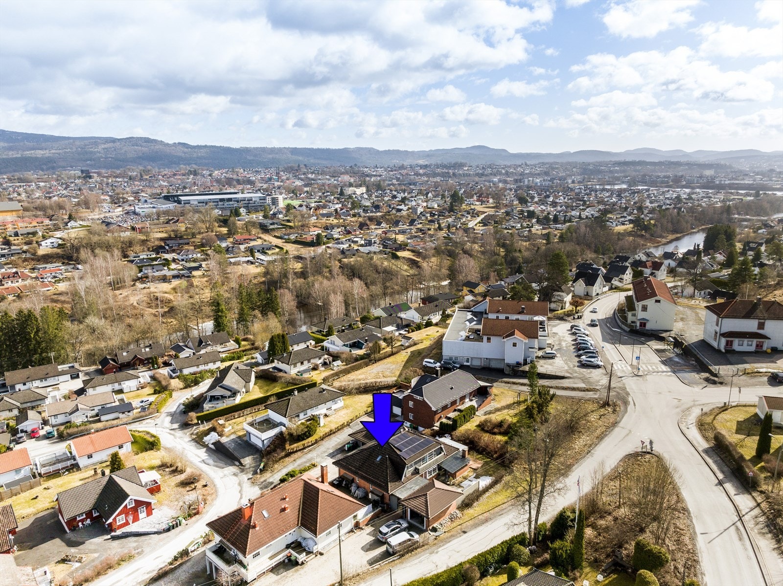 Boligen ligger fint til i et populært og barnevennlig boligområde på Strømdal. Et steinkast unna boligen ligger det nye og moderne treningssenteret IFORM som etablerte seg på Strømdal i januar 2023. Galleribilde