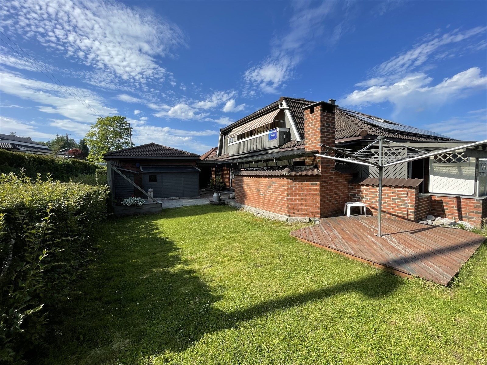 Boligens hage er innrammet med hekk Galleribilde