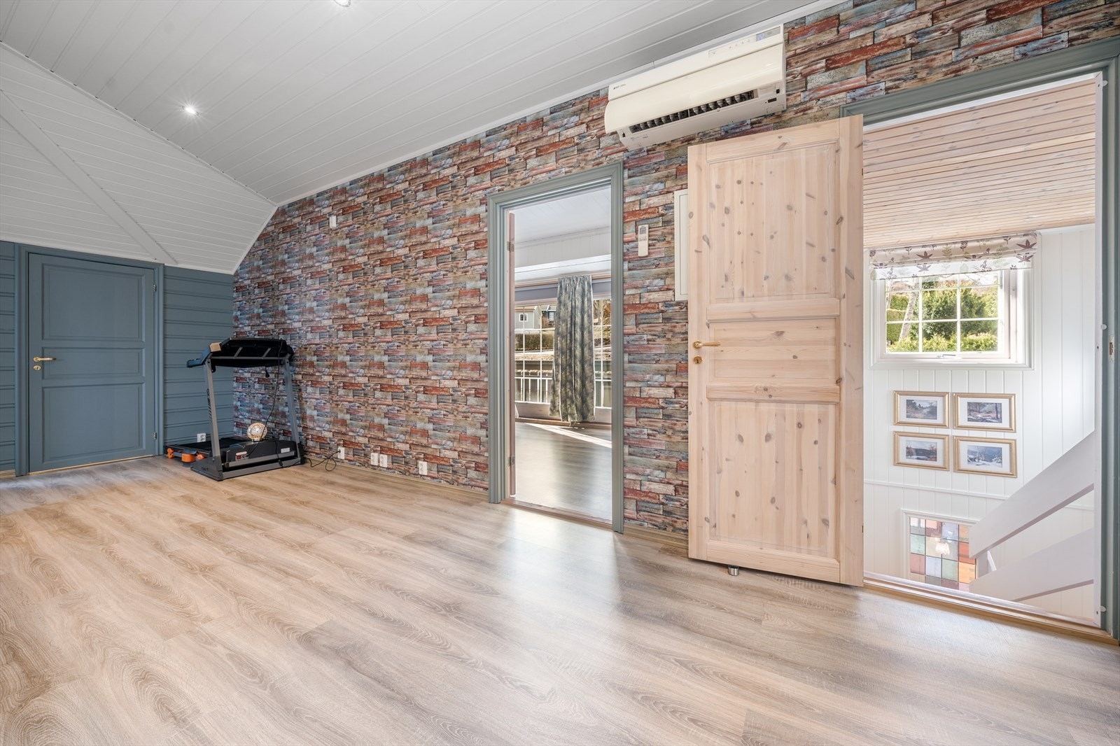 Det er åpen tretrapp fra hovedetasjen opp til den romslige gangen i 2. etasje. Også i denne etasjen er det lagt ny, moderne laminat på alle gulv i 2021. Det er også her installert varmepumpe. Galleribilde