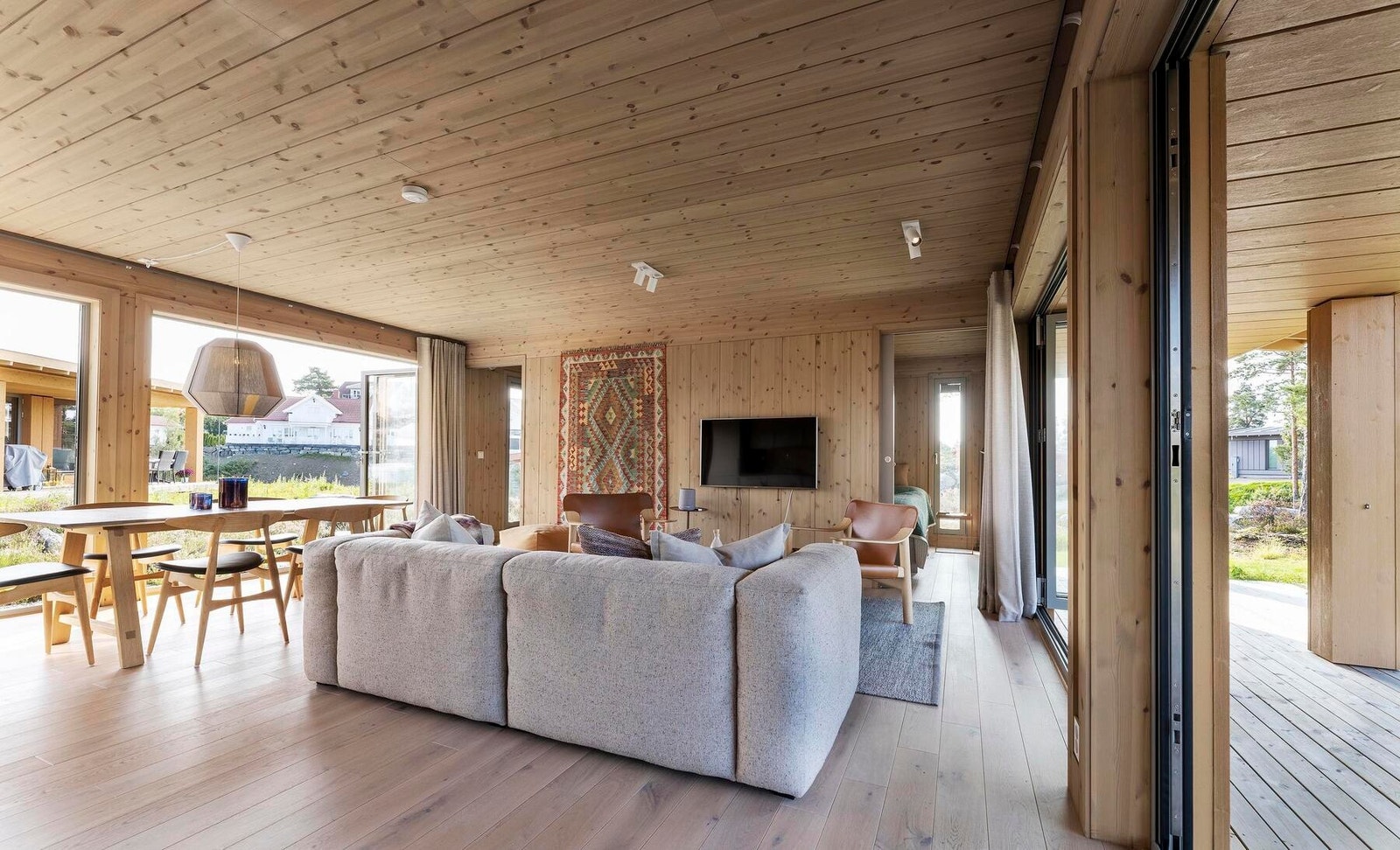 Stue / terrasse i Sommer Vy
Foto fra visningshytte på Sydri, Kragerø som er en Sommer Vy2 modell. Galleribilde