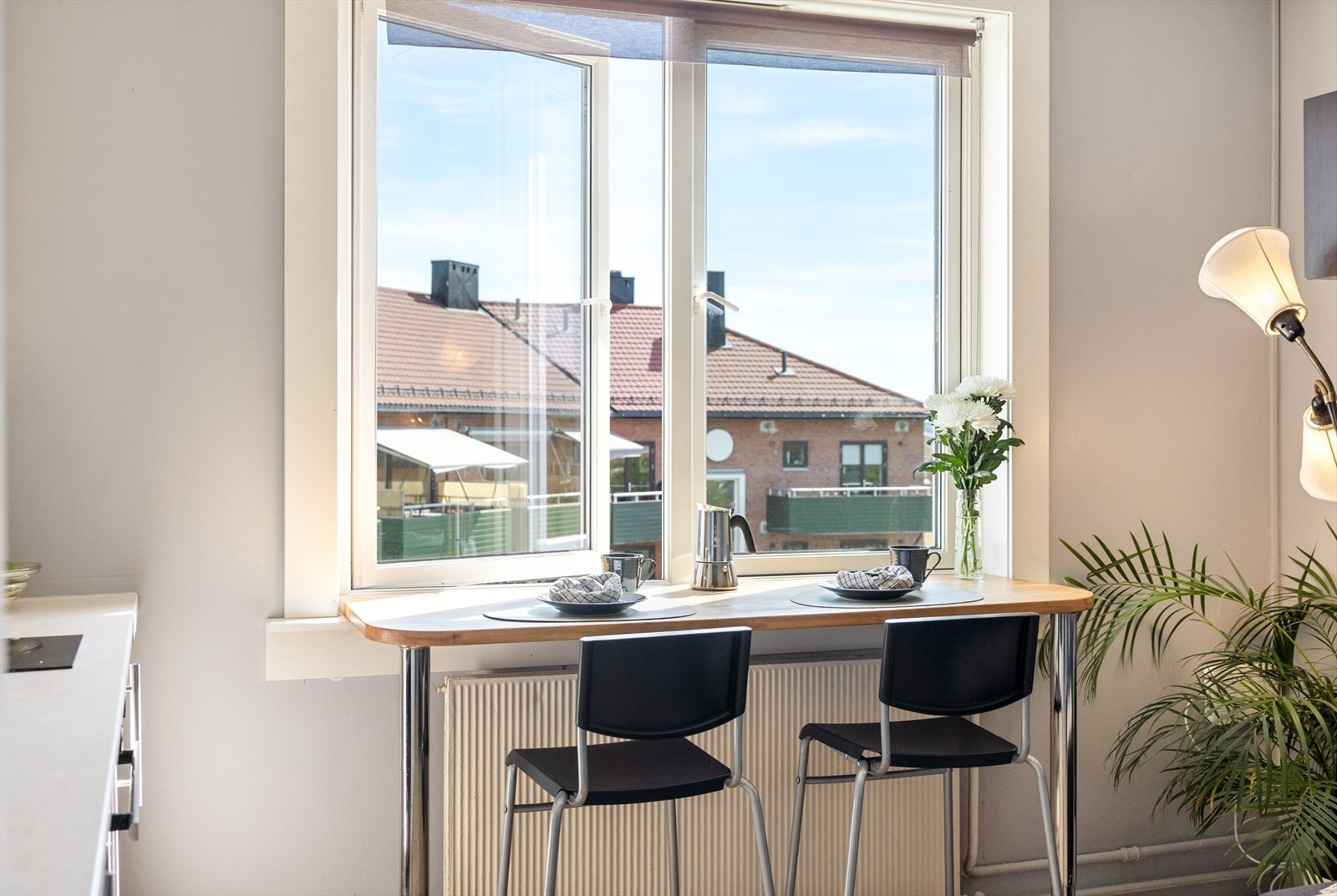 Stort vindu som slipper inn godt med naturlig lys og som har et flott utsyn. Galleribilde