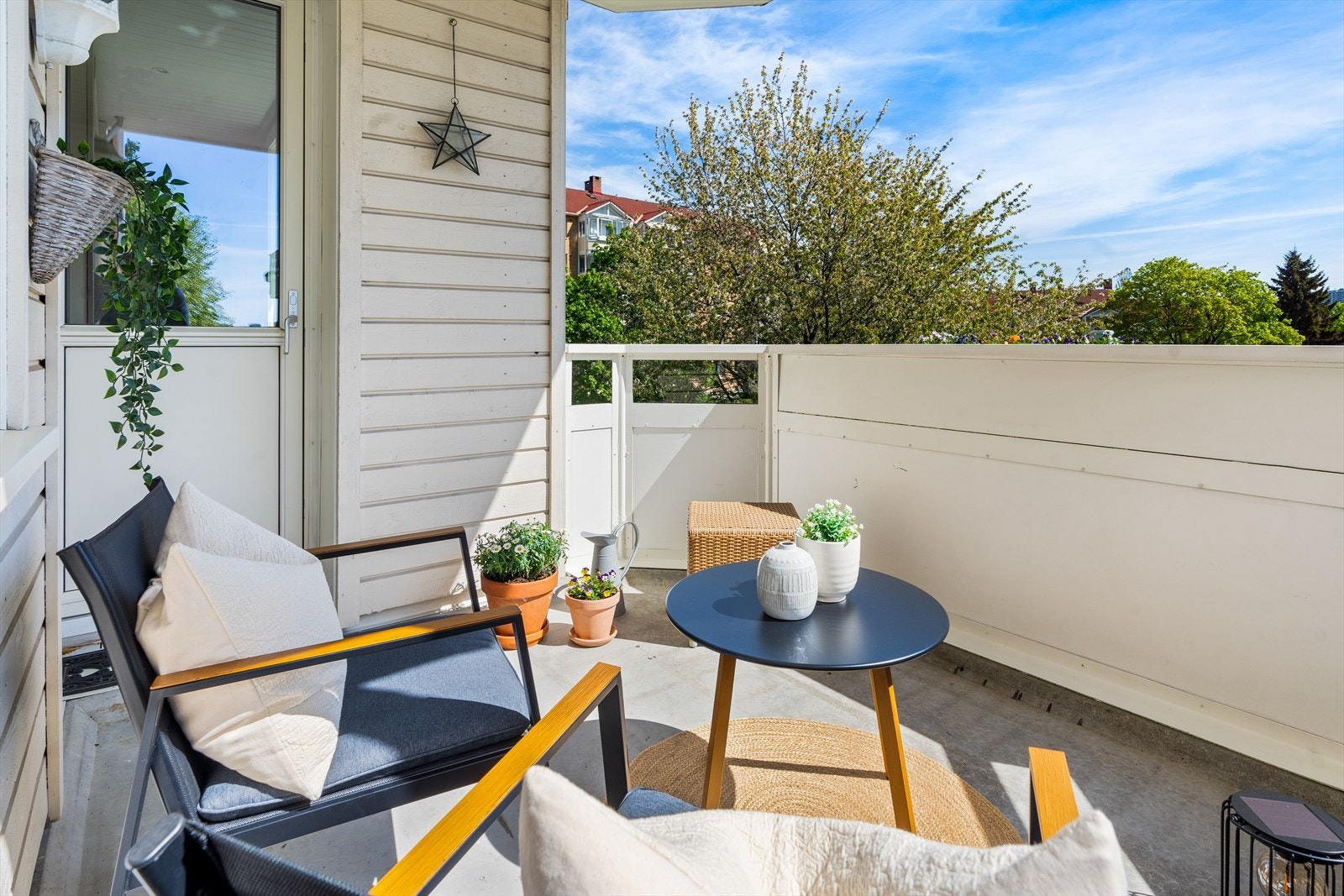 Her ute er det god plass til sittegruppe, samt gass-/elektrisk grill. Galleribilde