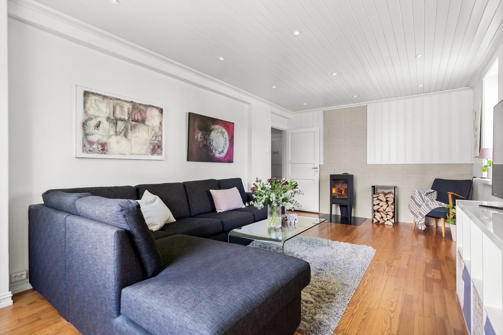 Stuen er av fin størrelse, med plass til sofaseksjon, tv-møbel og spisegruppe. Galleribilde