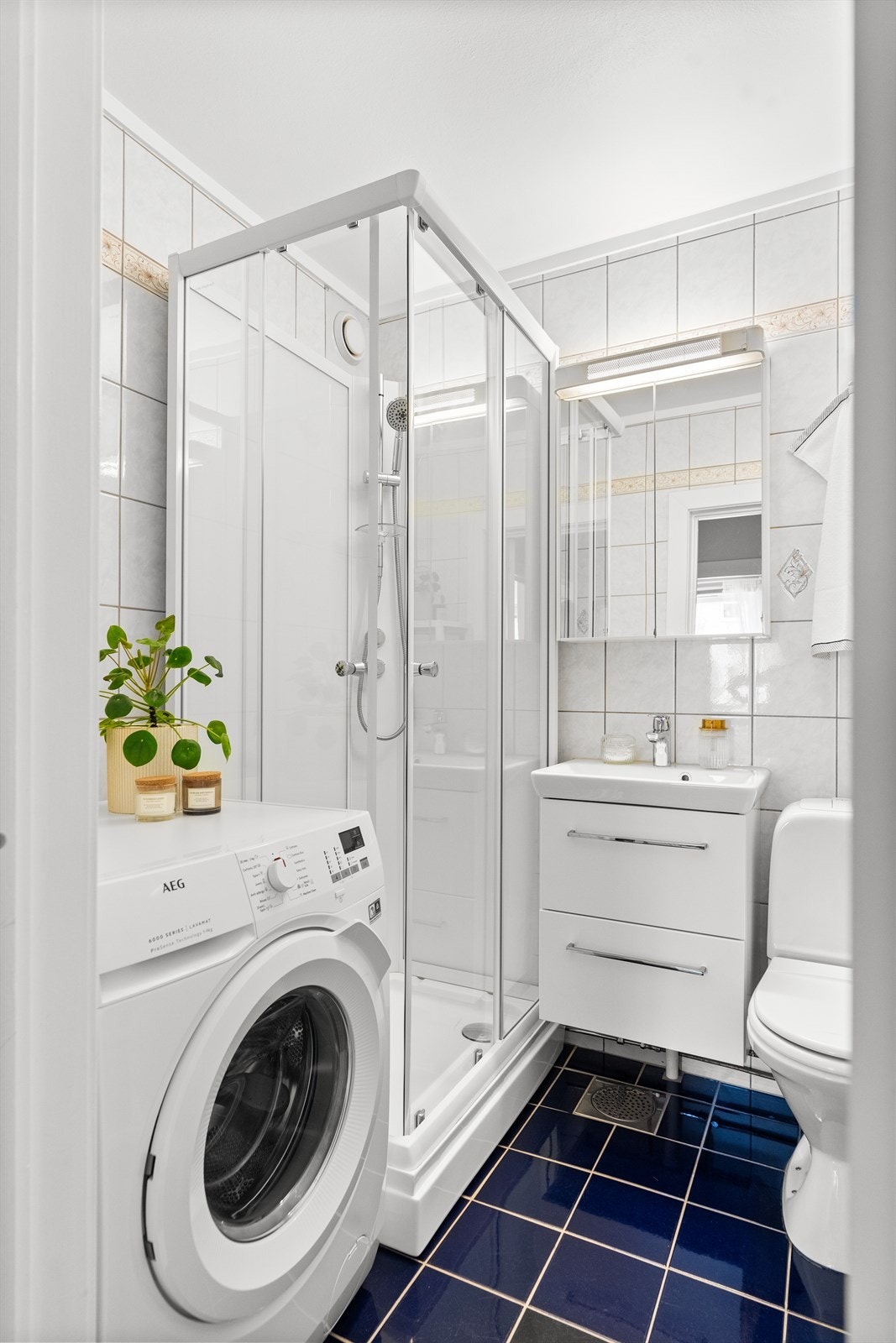 Det er godt med oppbevaringsplass i benkeskap med glatte fronter samt i overskap med speilfronter. Galleribilde