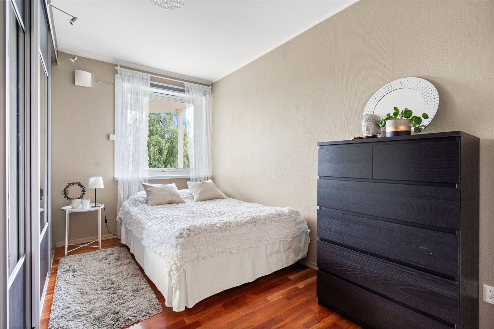 Leiligheten har et godt soverom, med plass til dobbeltseng. Galleribilde