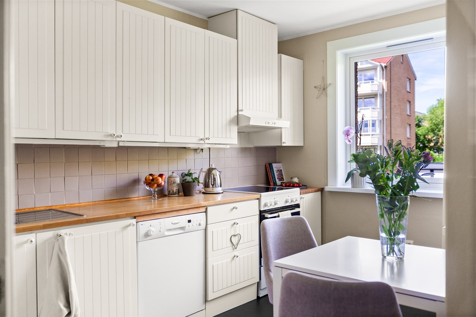 I innredningen er det opplegg for oppvaskmaskin, samt plass til frittstående komfyr og kjøleskap. Galleribilde