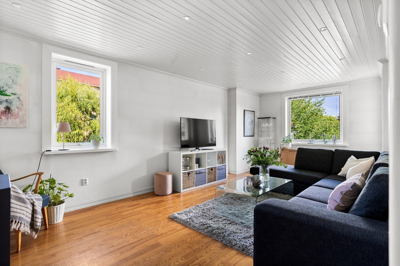 Rommet har store vindusflater som slipper inn rikelig med naturlig lys fra to himmelretninger. Galleribilde