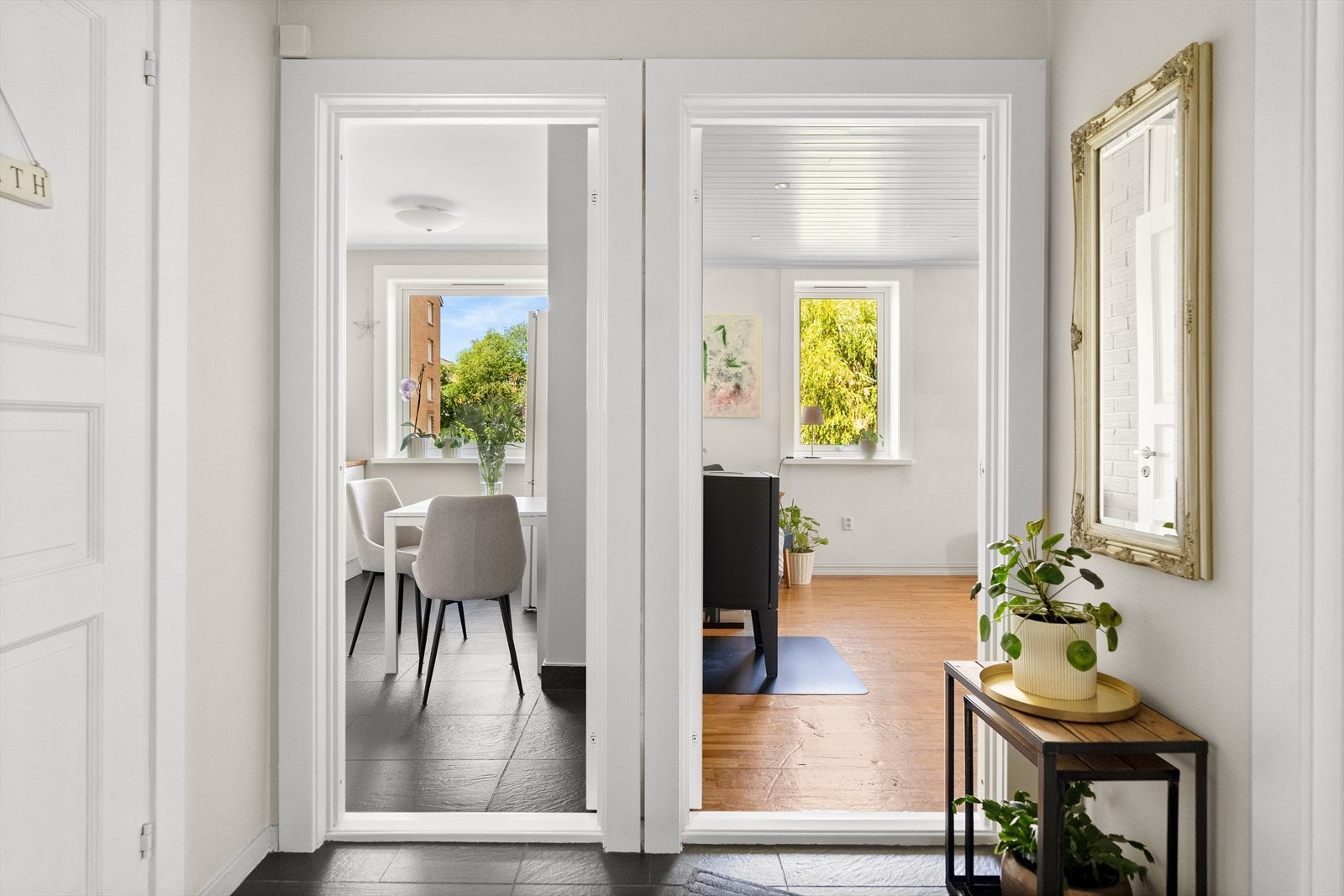 Vegg i vegg med stuen ligger kjøkkenet. Galleribilde