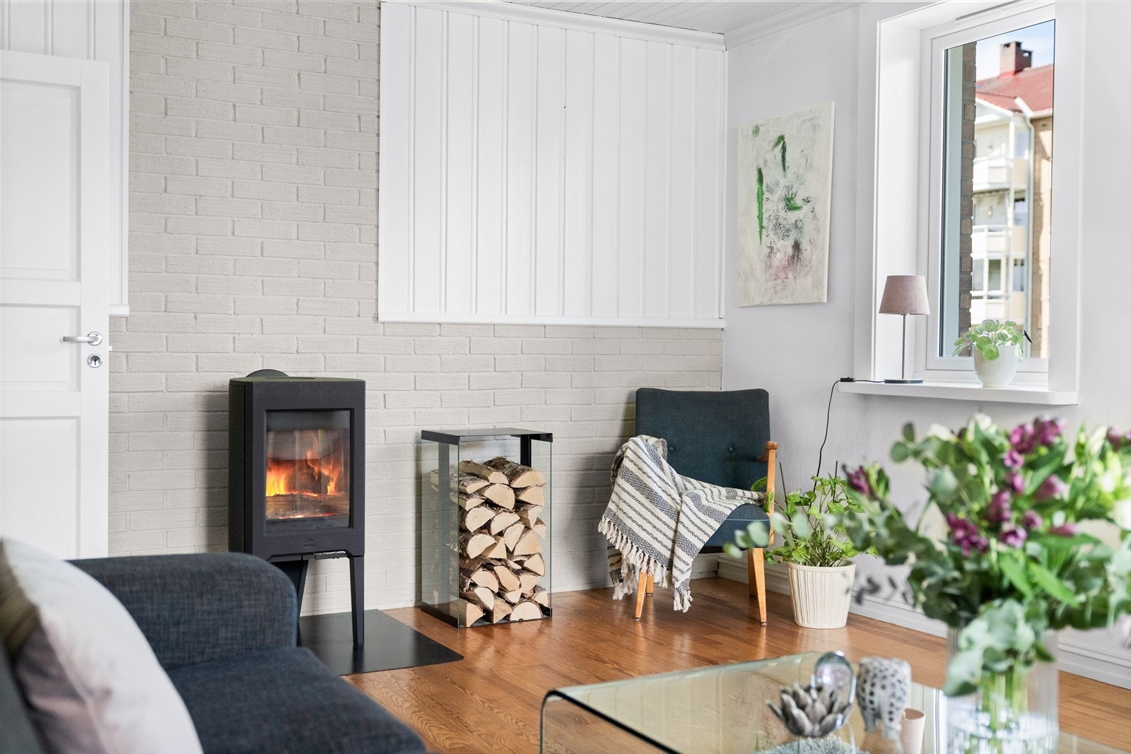 Det er tilkoblet en vedovn i rommet, denne sikrer ekstra varme i vinterhalvåret! Galleribilde