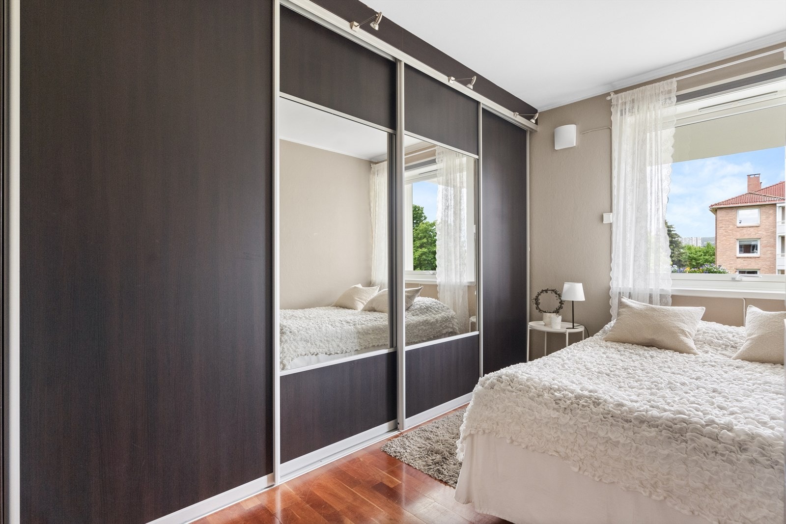 Det er montert en svært romslig skyvedørsgarderobe i rommet, samt tilgang til et kott. Galleribilde