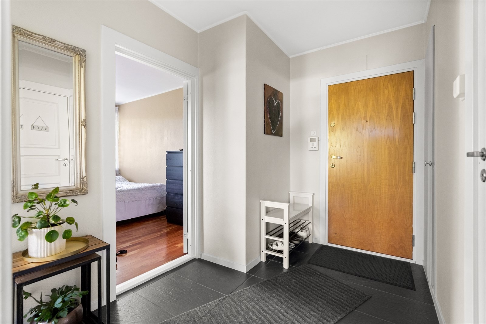 Leiligheten har en innbydende og lys entré, med plass til å henge fra seg yttertøy og sette fra seg sko. Galleribilde