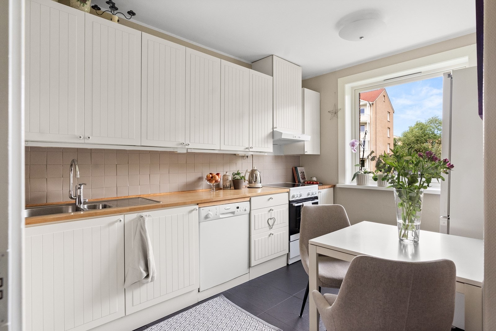 Kjøkkenet er separat, og byr på mye benk- og skapplass. Galleribilde