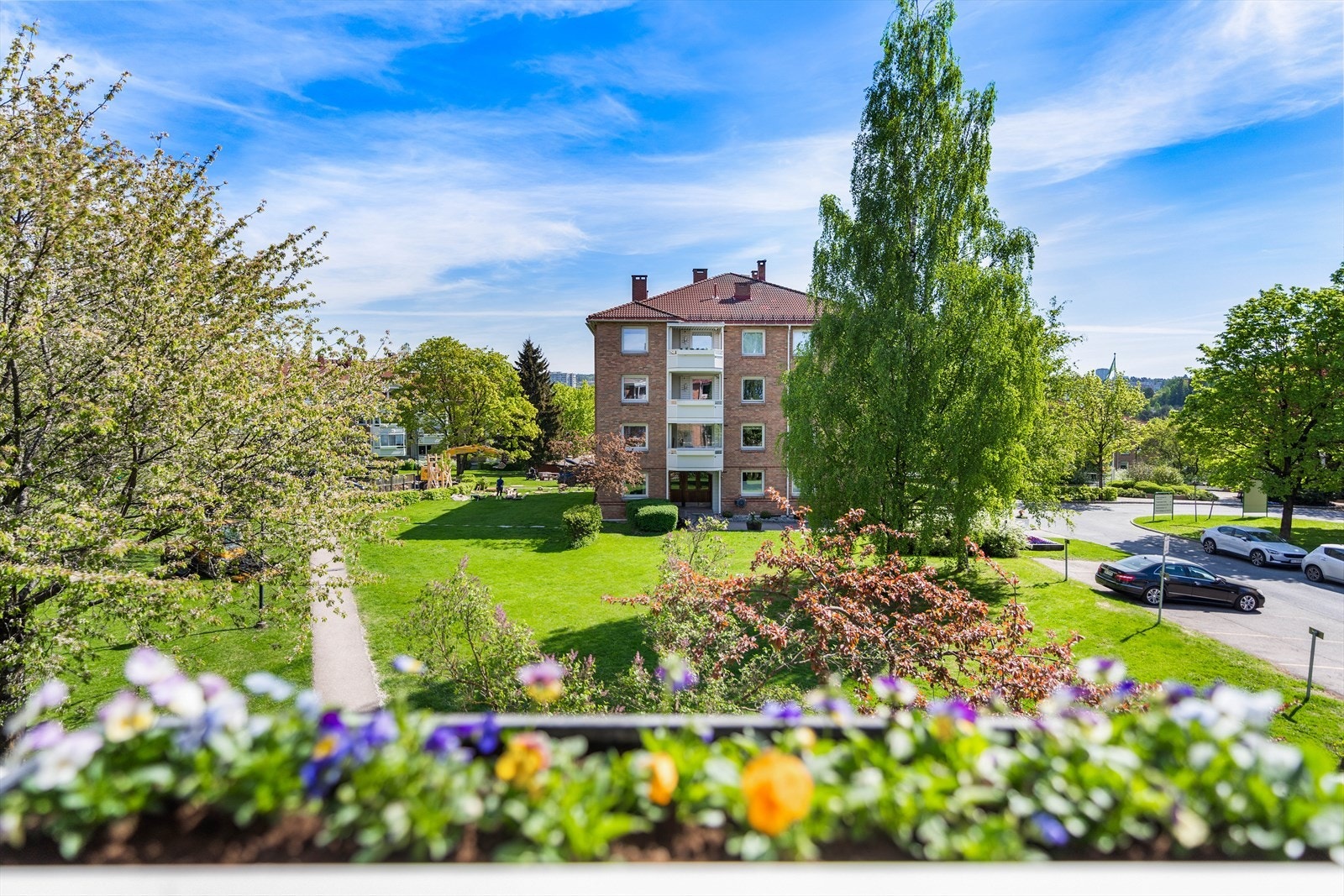 Fra balkongen er det fint utsyn mot de frodige fellesarealene. Galleribilde