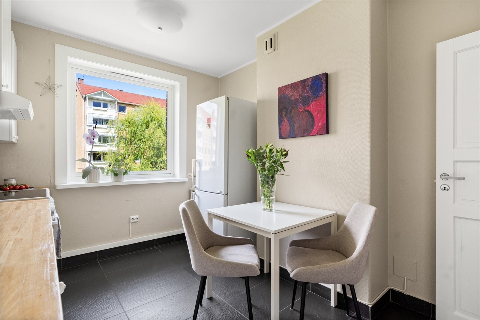 Det er i tillegg plass til spisebord og stoler. Galleribilde