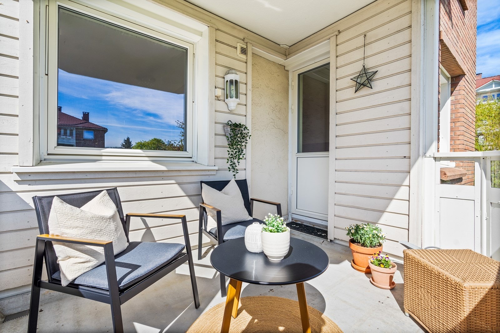 Uteplassen blir som en forlengelse av stuen i sommerhalvåret. Galleribilde