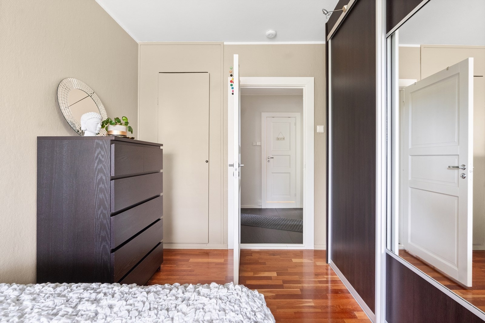 Videre disponerer leiligheten tre boder, her er det mye lagringsplass! Galleribilde