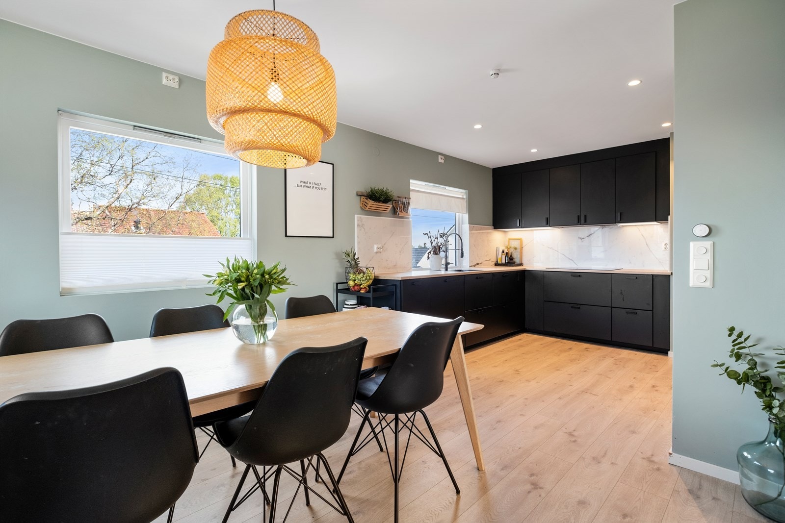 Boligen er vesentlig påkostet senere år og fremstår som både moderne og tiltalende. Det er noe gjenstående arbeid på eiendommen. Galleribilde