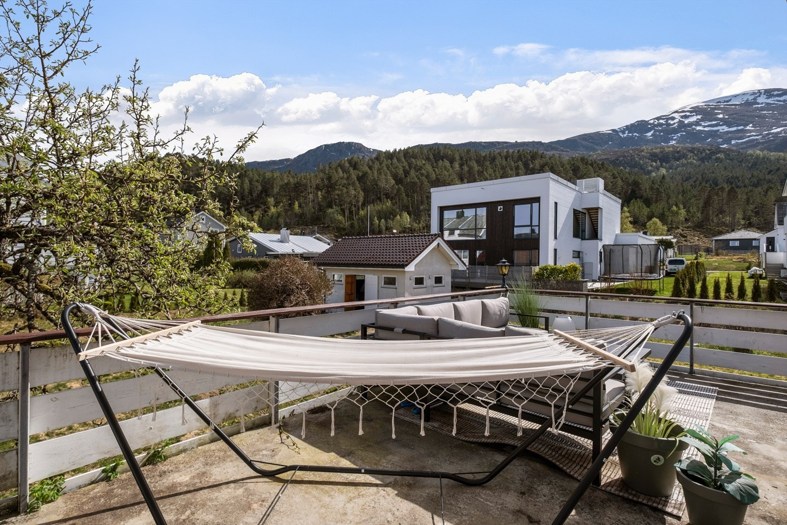 Uteplass. Romslig hage med uthus Galleribilde