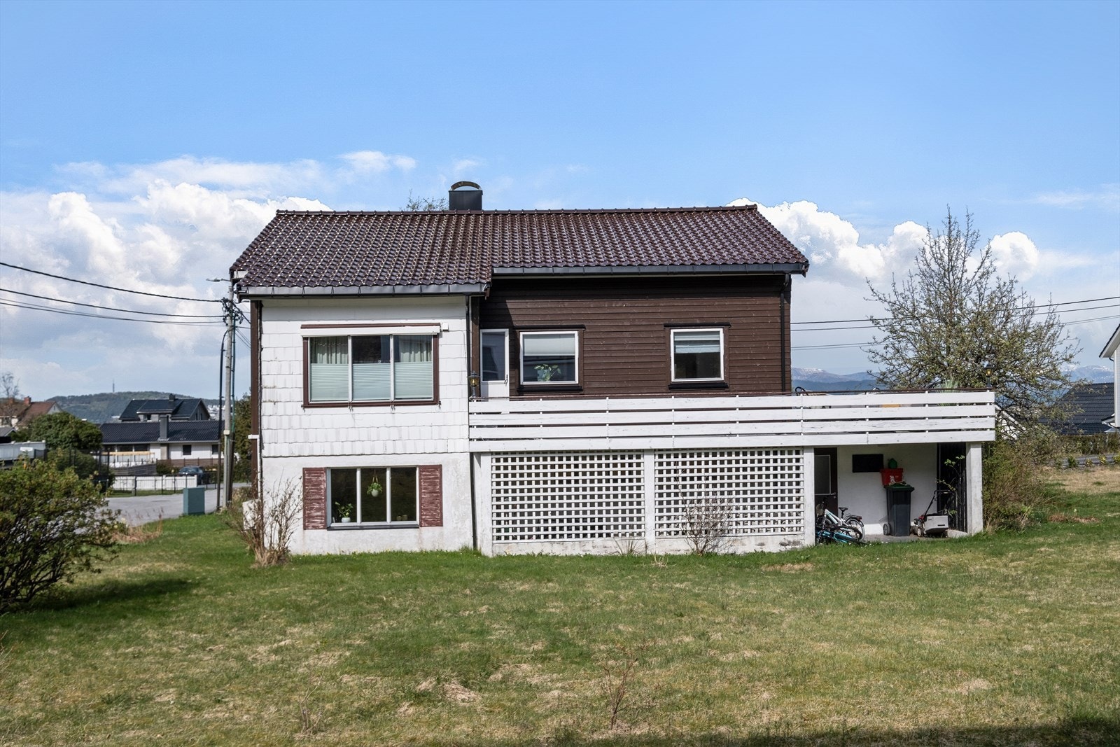 Fasade. Deler av kledningen er skiftet senere år. Galleribilde