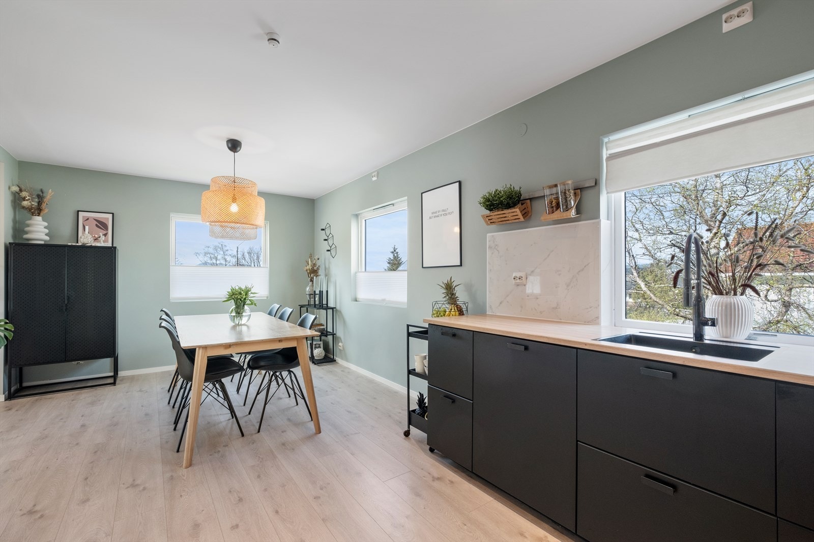 God og naturlig plass til spisestue mellom kjøkkenet og stuen Galleribilde