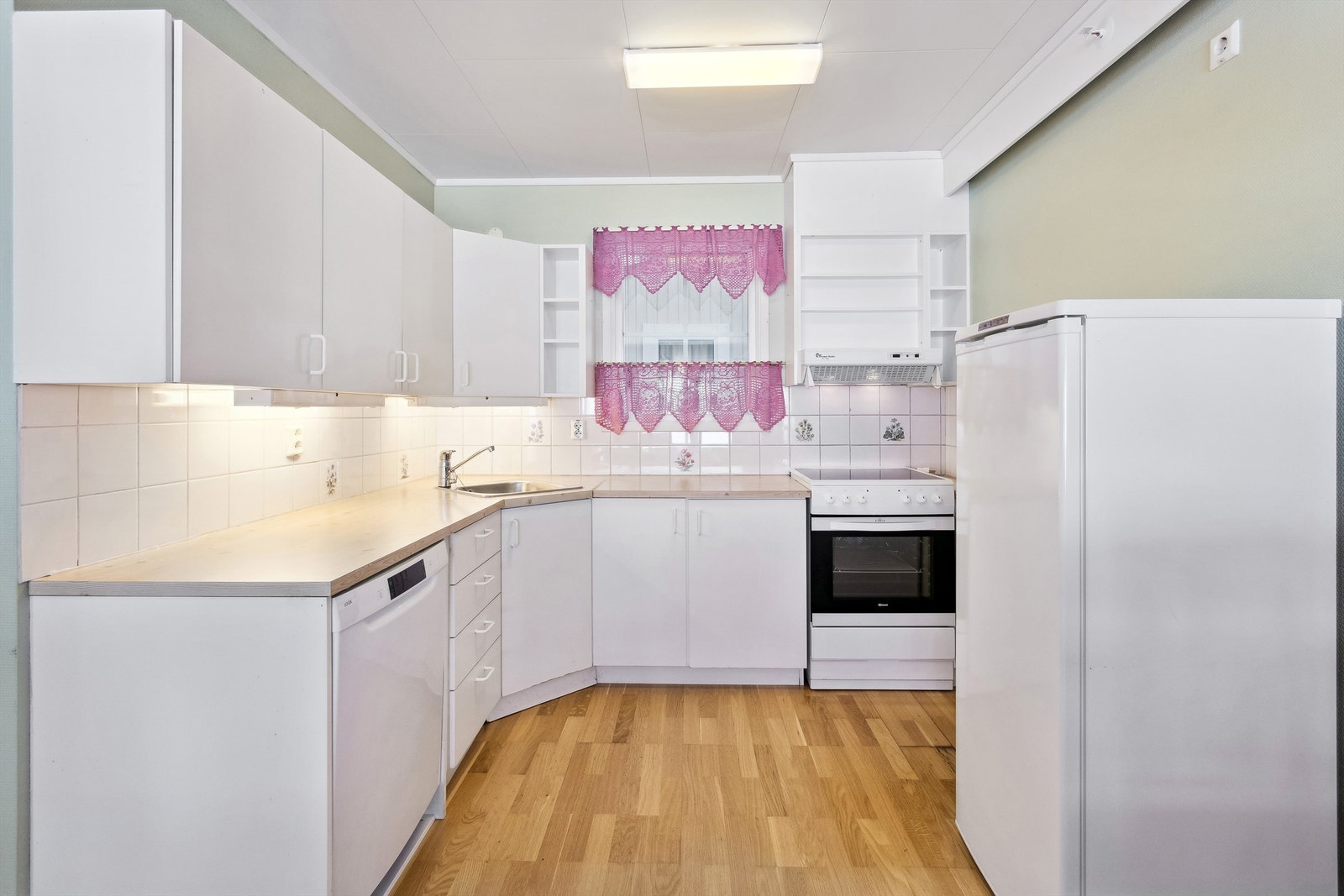 Det er mekanisk avtrekk med kullfilter/omluft på kjøkkenet Galleribilde