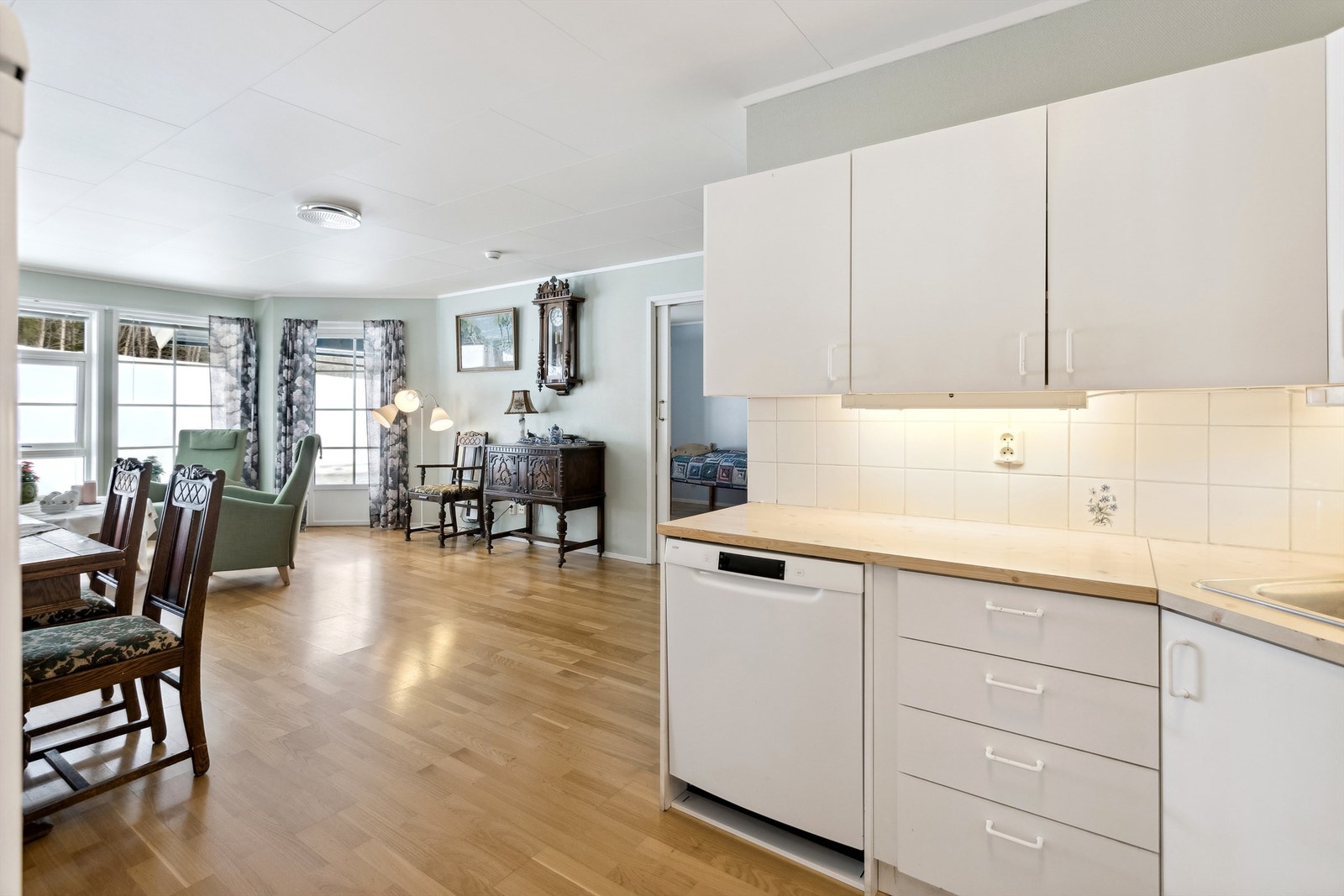 Kjøkkenet har slette fronter og laminert benkeplate. Det er opplegg for oppvaskmaskin Galleribilde