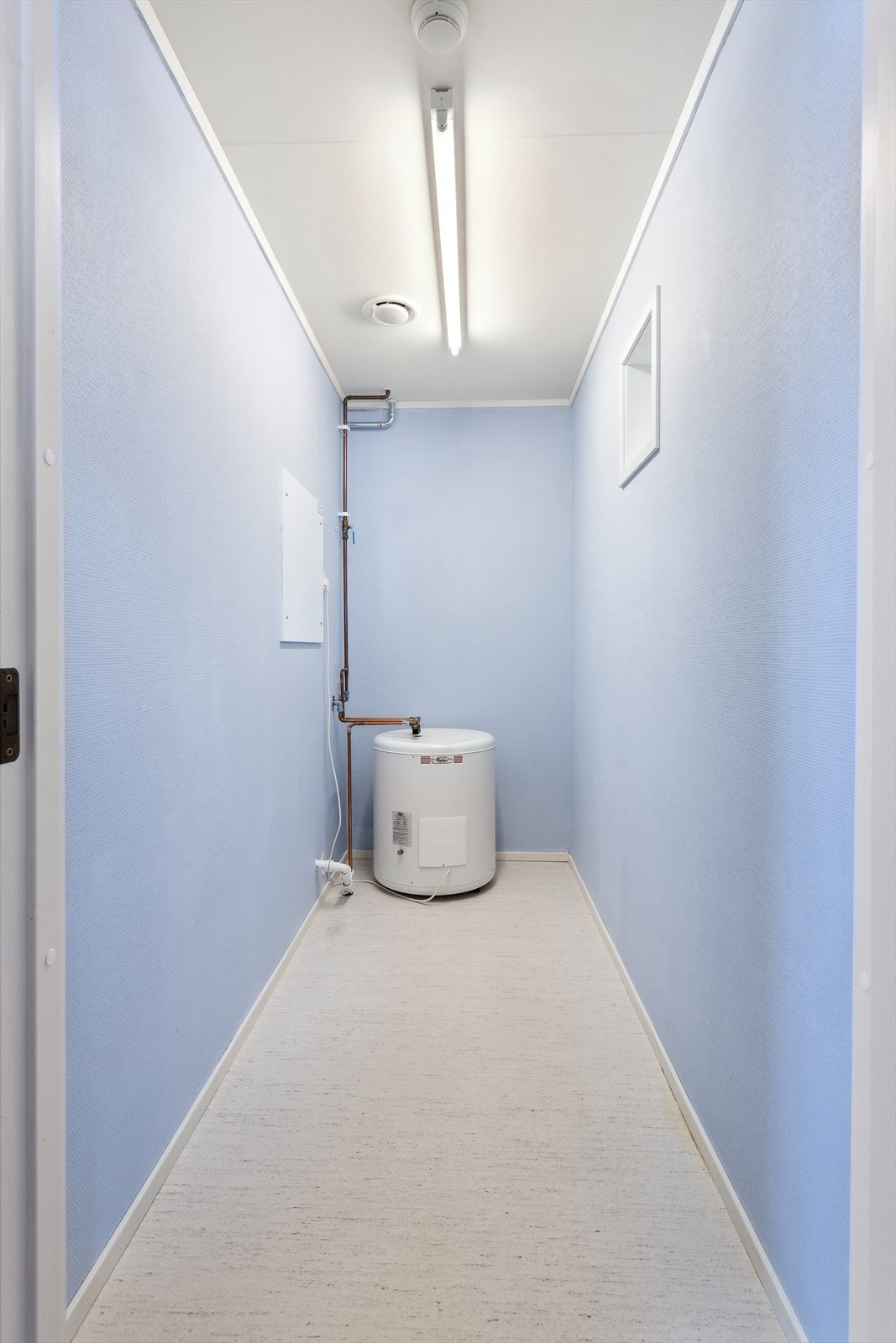 Bod inne i leiligheten med varmtvannsbereder Galleribilde