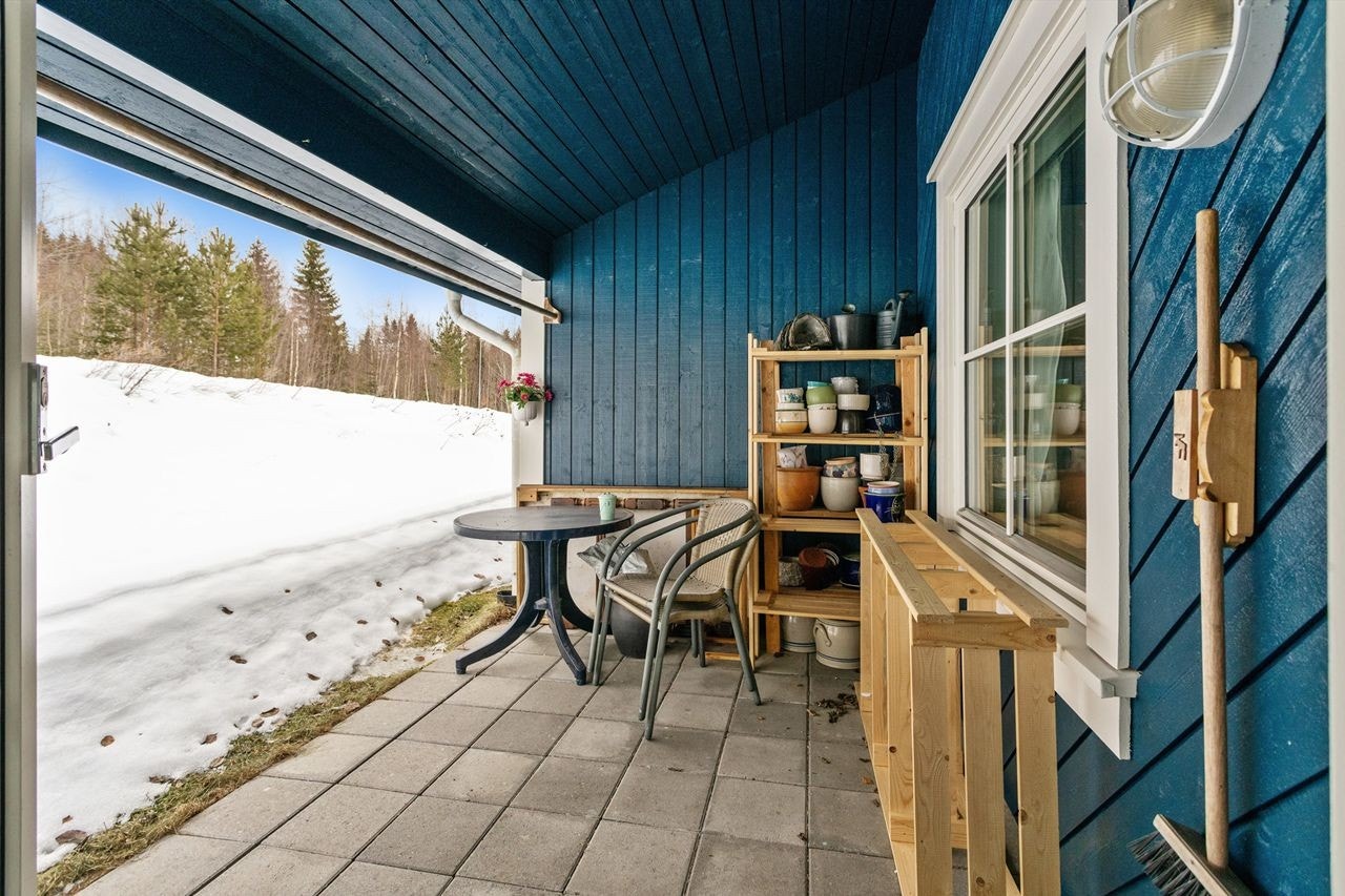 Hyggelig og skjermet uteplass med utgang fra stuen Galleribilde
