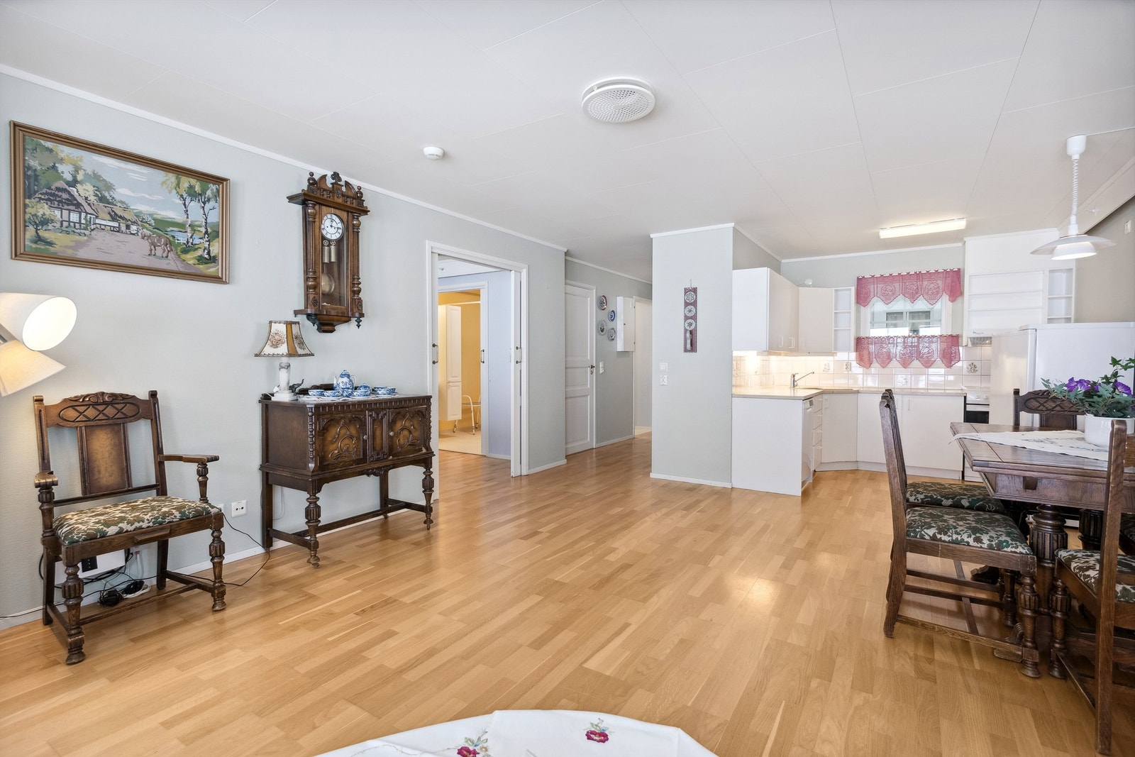 Stue med åpen løsning til kjøkkenet Galleribilde