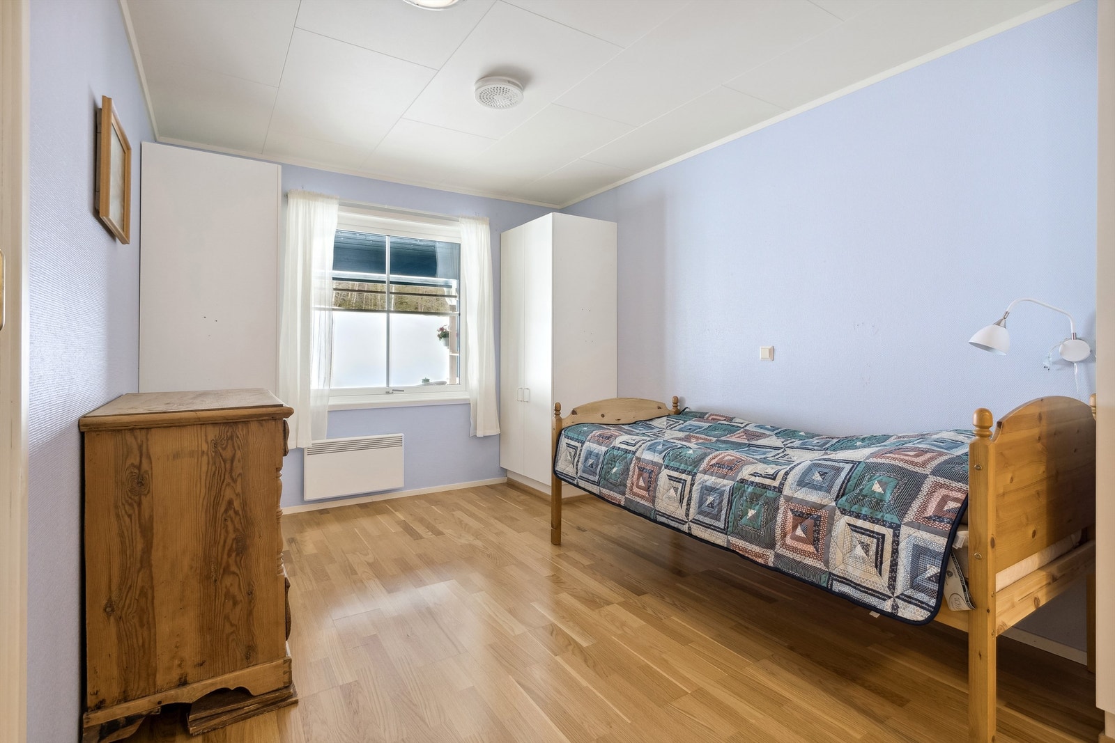 Hovedsoverom med plass til klesskap Galleribilde