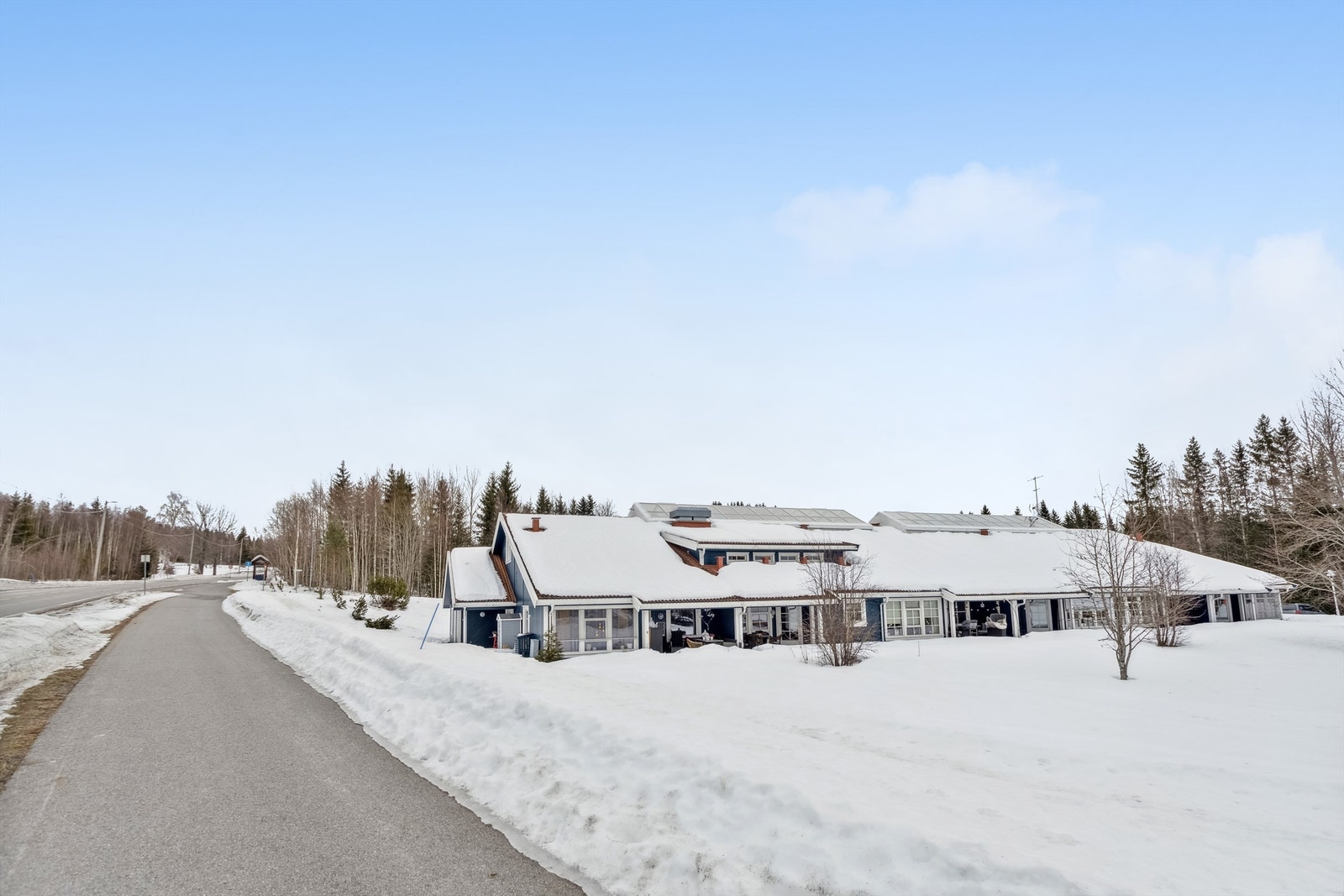 Boligen ligger i landlige omgivelser nært flotte tur- og friluftsområder Galleribilde