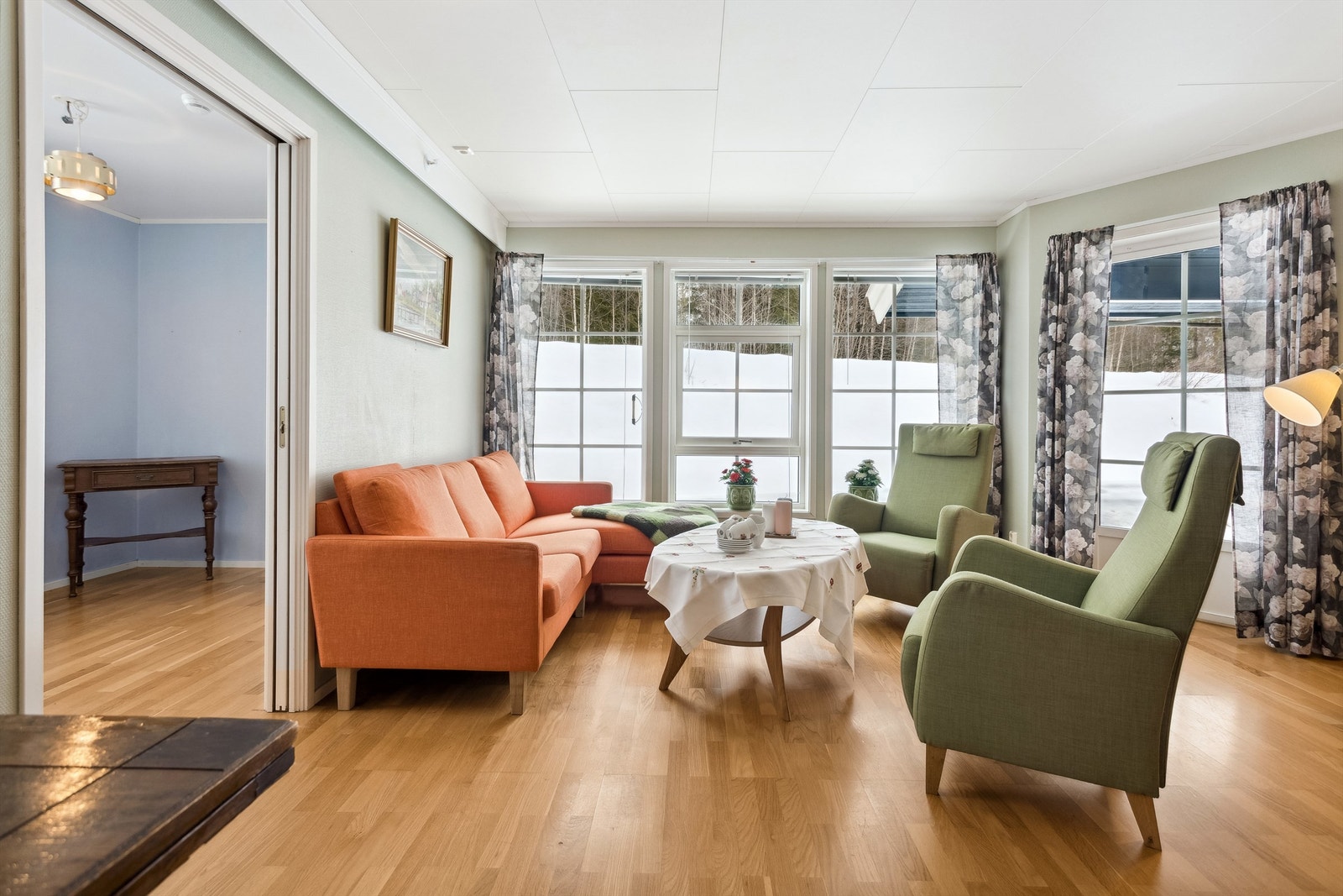 Store fine vindusflater gir en god romfølelse Galleribilde