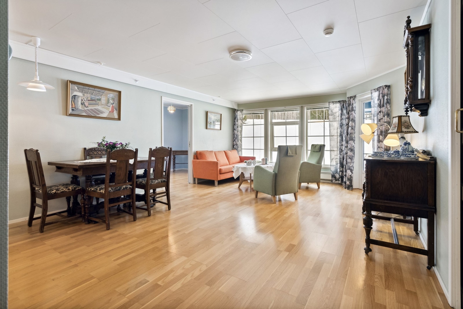 Stuen har god plass til både sofagruppe og spisestuemøblement Galleribilde