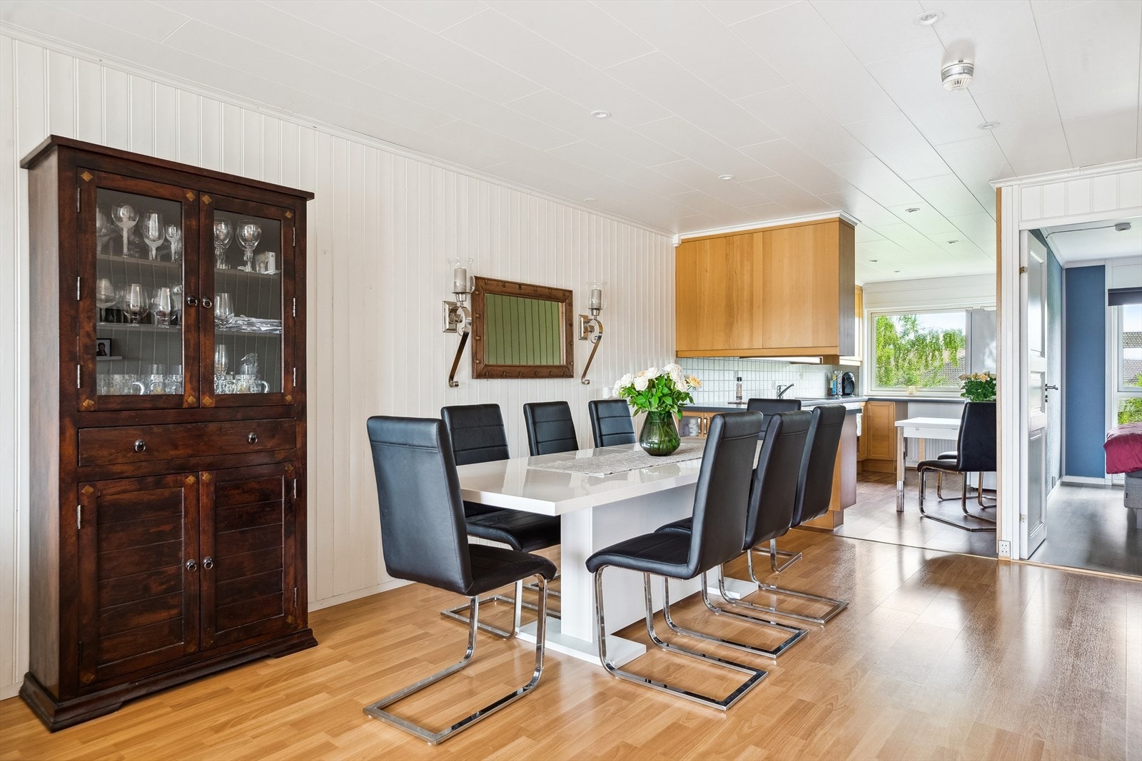 I stuen samles venner og familie for hyggelige måltider rundt et langbord. Galleribilde