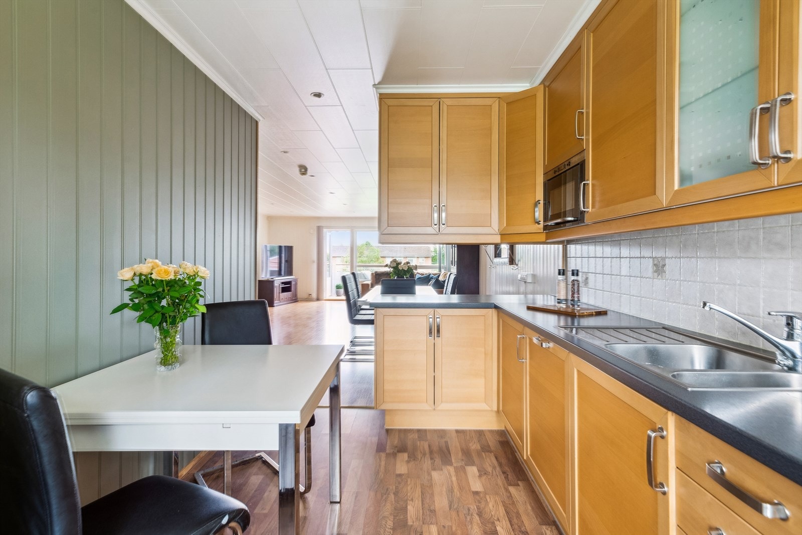 Kjøkkenet har rom for en egen, liten spiseplass - perfekt for rolige morgenstunder med kaffekoppen i hånda. Galleribilde