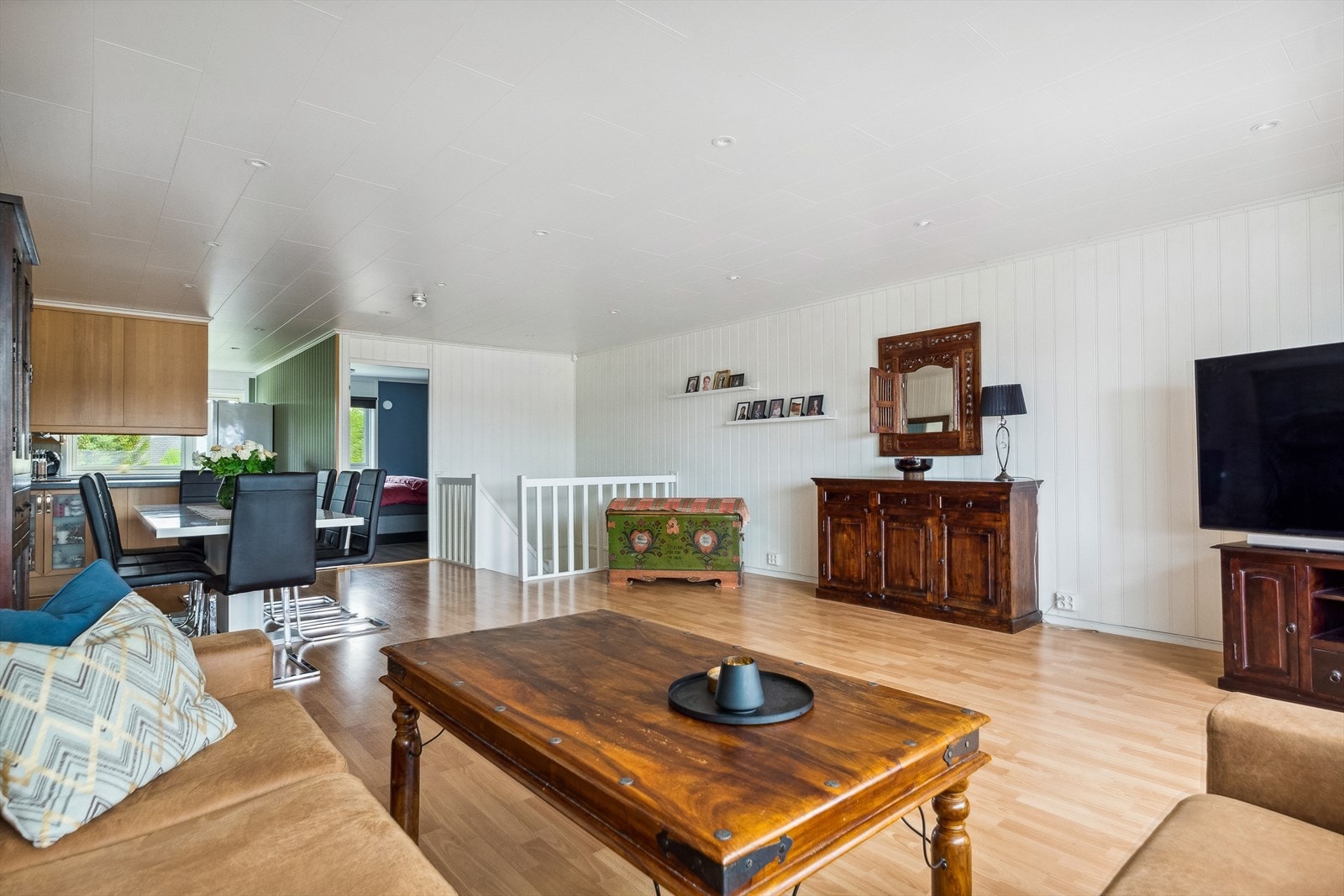 Stuen har godt gjennomlys via vinduer på begge sider av rommet, og dagslyset suppleres ypperlig av downlights i taket. Galleribilde