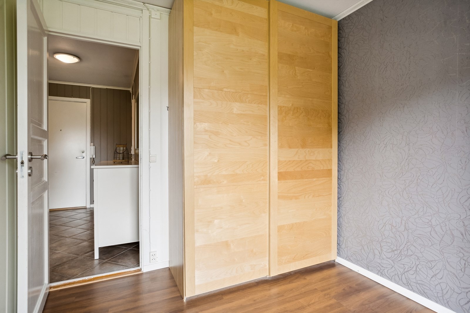 Et av soverommene nede er innredet med skyvedørsgarderobe. Galleribilde
