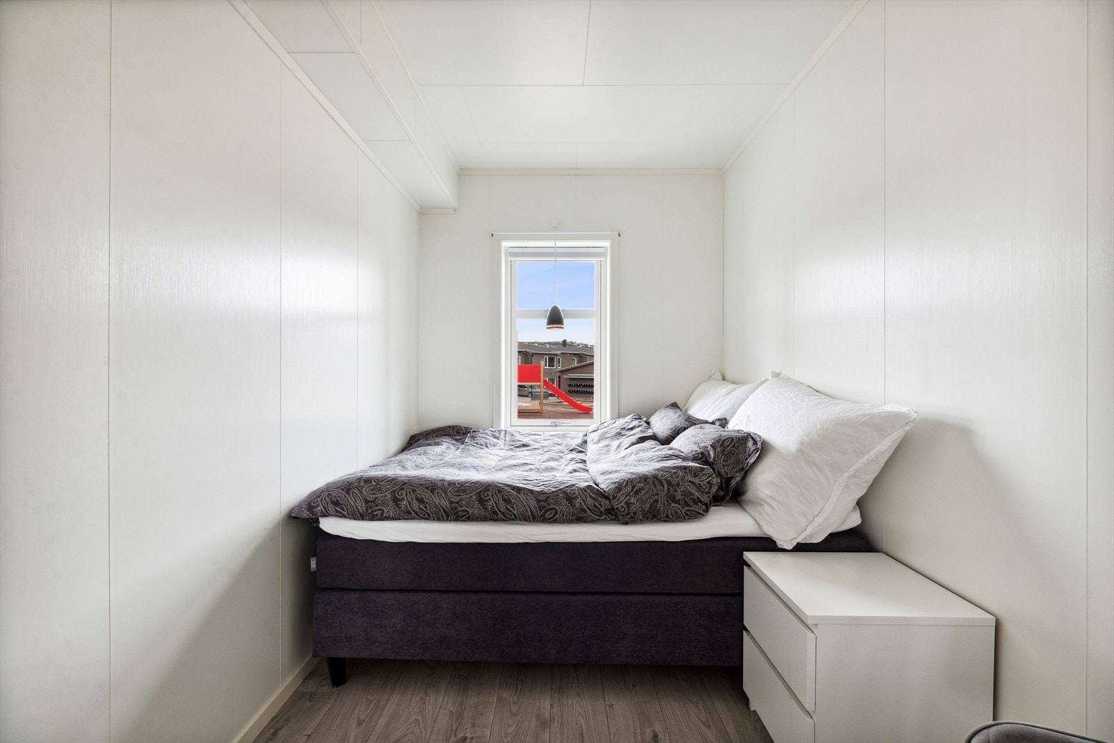 Soverom med romslig garderobe. Galleribilde